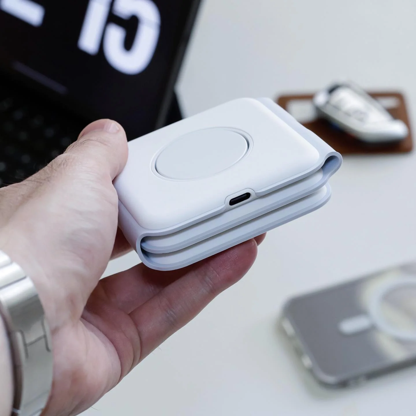 ZEERA MegFold: World's Most Portable 3-in-1 Foldable Travel MagSafe Wireless Charger for iPhone 15,Apple Watch & AirPods - Image 10