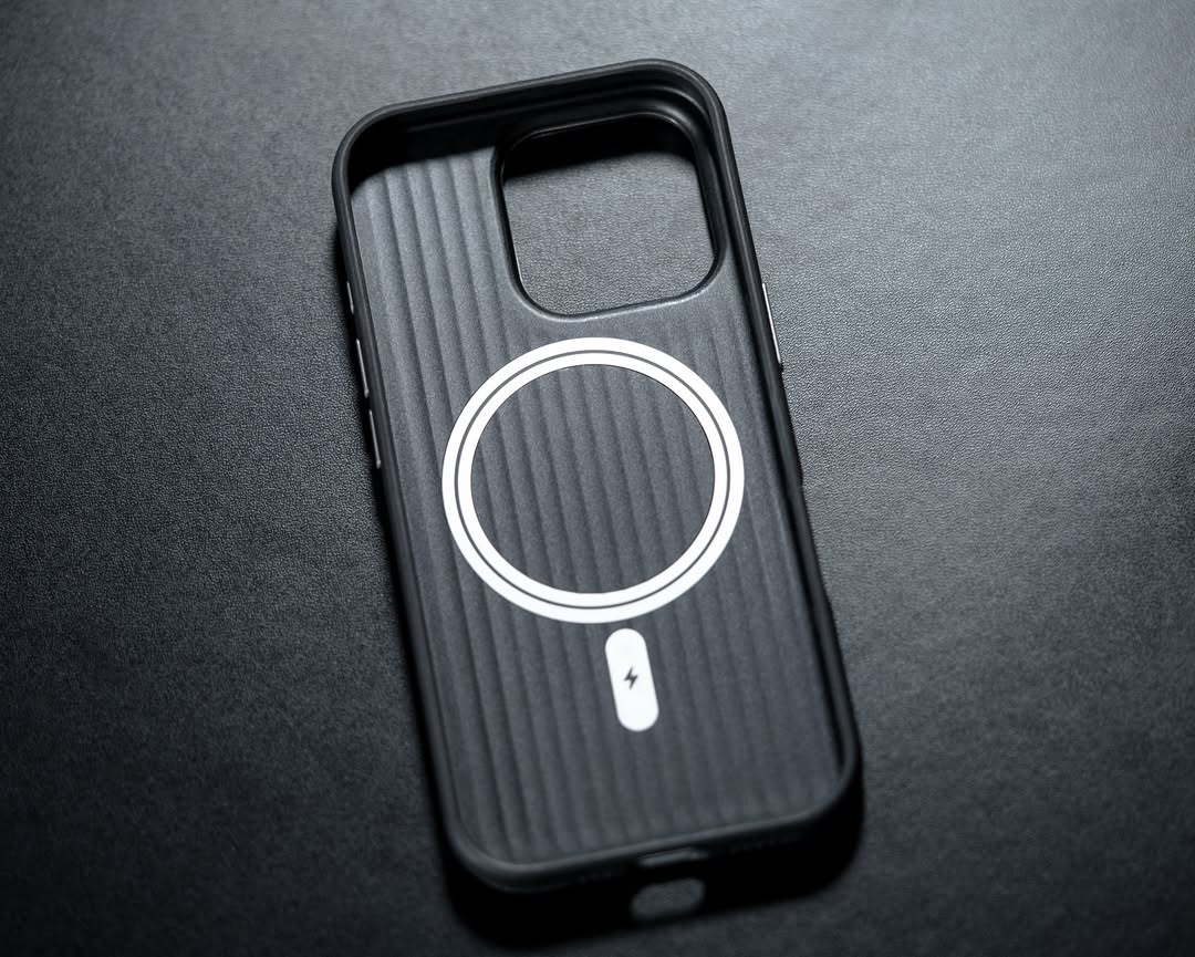 ZEERA MagFusion Pro: The Ultimate MagSafe Case with Leather, Carbon Fiber, and Denim Fusion Texture - Image 9